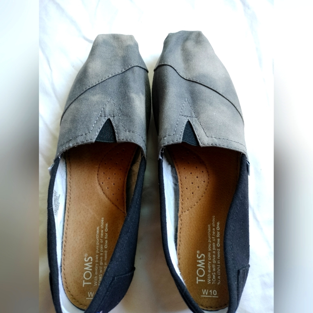 NWOB TOMS Women's Slip on Summer Shoes. Sz 9.5 Grey Colors.